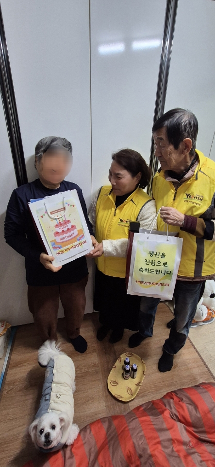 연수구 선학동 지역사회보장협의체는 지난달 28일 생신을 맞이한 홀몸 어르신 댁을 방문해 이웃들의 따뜻한 마음이 담긴 생신축하 선물을 전달했다